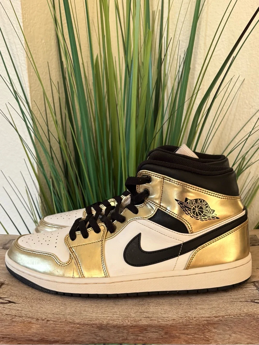 Air Jordan 1 Mid SE Retro Metallic Gold Sneakers